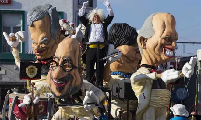 Xe diễu hành có hình Thủ tướng Bỉ Charles Michel và các chính trị gia khác tại lễ hội Aalst năm 2015.