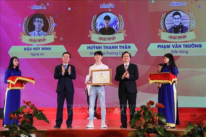 Trưởng Ban Tuyên giáo Trung ương Võ Văn Thưởng cùng Bộ trưởng Bộ Giáo dục và Đào tạo Phùng Xuân Nhạ trao giải Nhất cho thí sinh đạt giải.