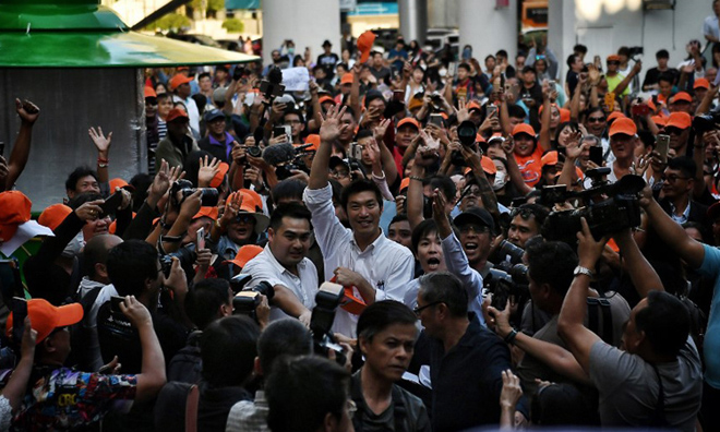Juangroongruangkit (áo trắng giơ tay) trong cuộc biểu tình ở Bangkok hôm nay.