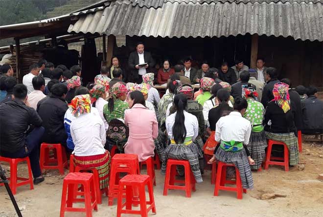 Một buổi họp thôn Chống Khua công bố quyết định sáp nhập.