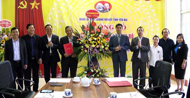 Lễ ra mắt Chi bộ Công ty cổ phần Sứ cách điện Việt Nam.