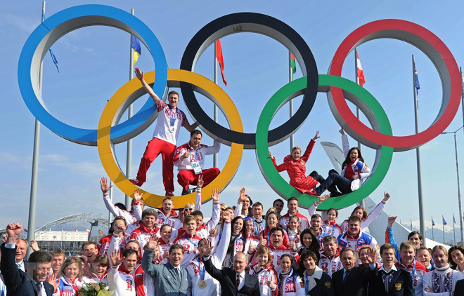 Tổng tống Nga Vladimir Putin (giữa) chụp ảnh chung với các vận động viên Nga tại Sochi ngày 24/2/2014.