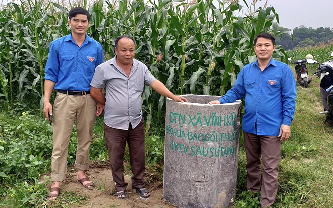Đoàn viên thanh niên huyện Yên Bình xây dựng bể chứa rác thải trên đồng ruộng.