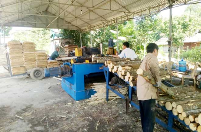 Lao động địa phương làm việc tại xưởng chế biến gỗ rừng trồng thôn Nà Khao, xã Yên Thắng, huyện Lục Yên.