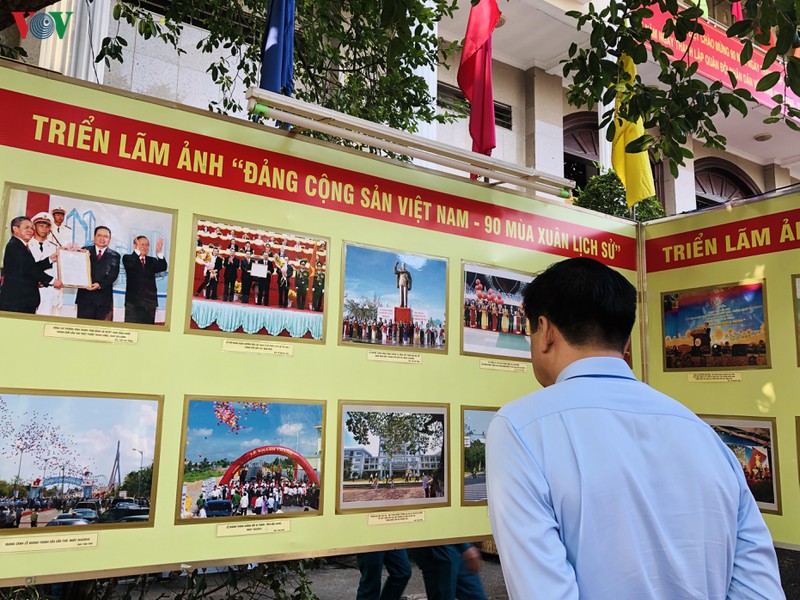 Khách tham quan triển lãm về Đảng Cộng sản Việt Nam.