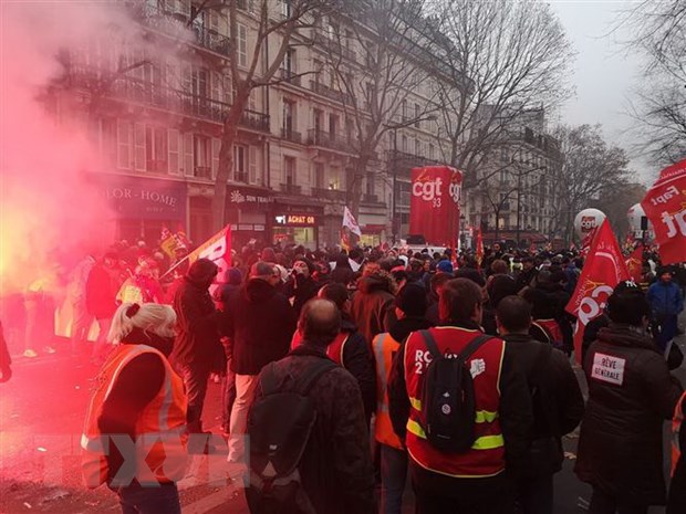 Hàng nghìn người tham gia bãi công phản đối cải cách hưu trí của chính phủ tại thủ đô Paris, Pháp, ngày 5/12.