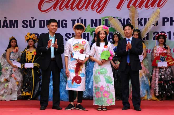Lãnh đạo Trường THPT Lý Thường Kiệt và Quỹ Bảo vệ môi trường tỉnh trao giải nhất cho các em học sinh ở phần thi thời trang.