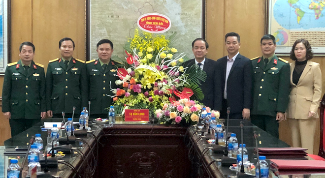 Đồng chí Tạ Văn Long - Phó Chủ tịch Thường trực UBND tỉnh cùng đoàn công tác của tỉnh tặng hoa và quà Nhà máy Z183 – Tổng cục Công nghiệp quốc phòng.