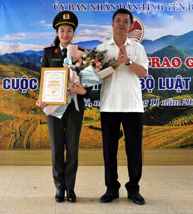 Thượng úy Phạm Thị Khánh Hà nhận giải Nhất Cuộc thi “Tìm hiểu Bộ luật Hình sự”.