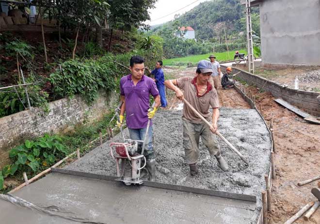 Nhân dân xã Yên Thái tham gia làm đường giao thông nông thôn.