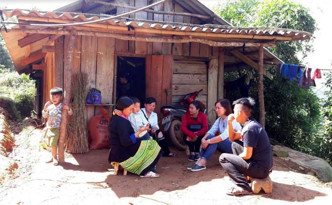 Lãnh đạo Hội Phụ nữ huyện Mù Cang Chải thăm gia đình chị Giàng Thị Vang, bản Xéo Dì Hồ A, xã Lao Chải được hỗ trợ làm nhà ở năm 2018.