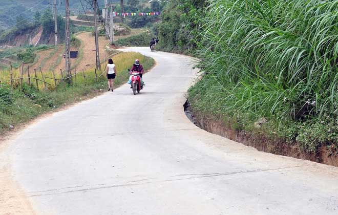 Đoạn đường bê tông ở xã La Pán Tẩn, huyện Mù Cang Chải được doanh nghiệp khai thác khoáng sản đầu tư, tạo điều kiện thuận lợi cho người dân giao lưu phát triển kinh tế - xã hội.