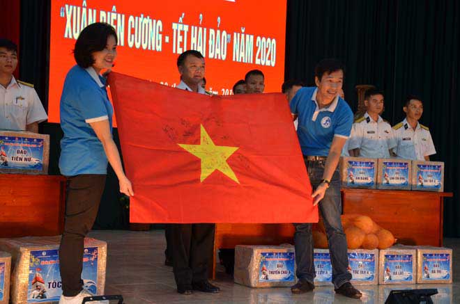 CLB Tuổi Trẻ vì biển đảo quê hương tặng lá cờ Tổ quốc có chữ ký của các tuyển thủ U22 Việt Nam cho cán bộ, chiến sĩ đang làm nhiệm vụ trên quần đảo Trường Sa.