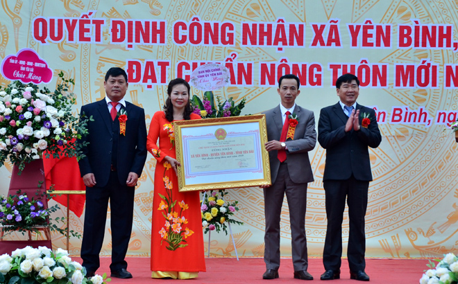 Lãnh đạo Sở Nông nghiệp và Phát triển nông thôn trao bằng công nhận xã Yên Bình đạt chuẩn nông thôn mới năm 2019.