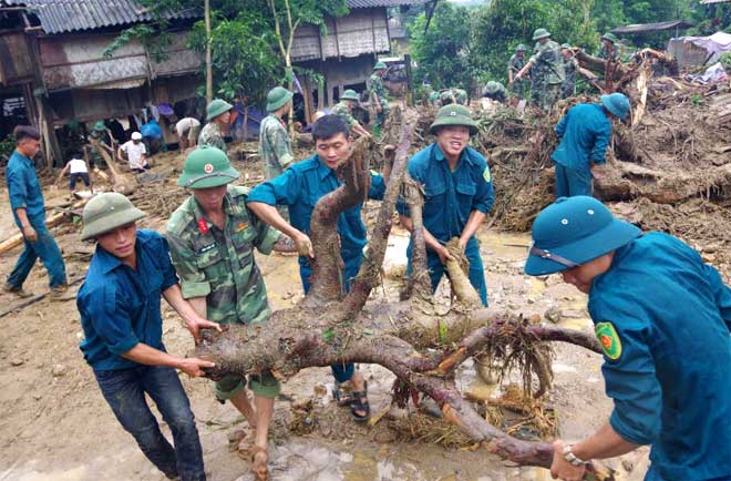 Lực lượng vũ trang phát huy vai trò nòng cốt trong ứng phó, khắc phục hậu quả thiên tai, tìm kiếm cứu nạn. (Ảnh: Thanh Năm)