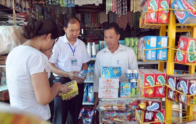 Cán bộ Phòng Y tế huyện Trấn Yên tuyên truyền cho hộ kinh doanh xã Đào Thịnh các quy định về đảm bảo an toàn thực phẩm.