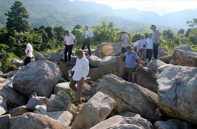 Đại biểu HĐND huyện Văn Yên kiểm tra thực địa xây dựng phương án nắn dòng chảy, làm đường giao thông tại thôn Khe Dẹt, xã Phong Dụ Thượng.