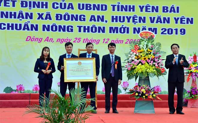 Đồng chí Nguyễn Văn Khánh – Phó Chủ tịch UBND tỉnh trao Bằng công nhận xã Đông An đạt chuẩn nông thôn mới năm 2019.