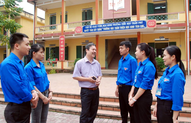 Đồng chí An Hải Nam - Phó Chủ tịch UBND huyện Lục Yên trao đổi với cán bộ trẻ về công tác xây dựng Đảng.