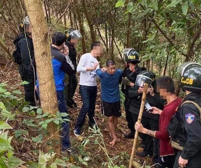 Nghi can Hoàng Văn Chín bị lực lượng chức bắt giữ khi đang lẩn trốn trên đồi.