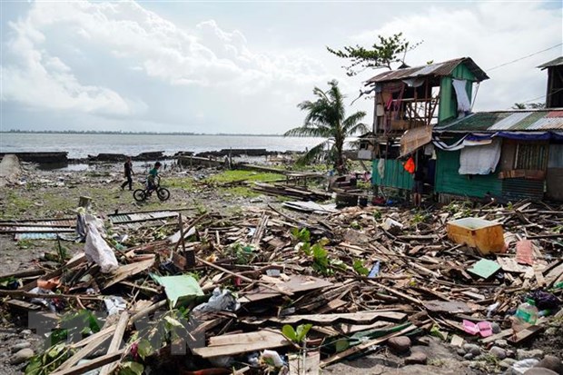 Nhà cửa bị hư hại khi bão Phanfone đổ bộ vào tỉnh Leyte, miền Trung Philippines.