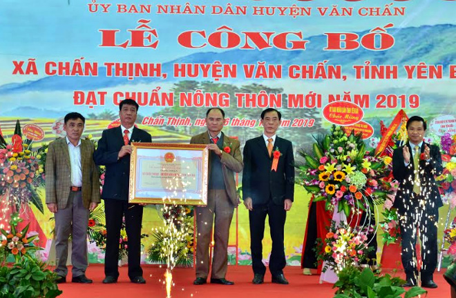 Lãnh đạo Sở Nông nghiệp và Phát triển nông thôn trao Bằng công nhận của UBND tỉnh cho xã Chấn Thịnh đạt chuẩn nông thôn mới năm 2019.