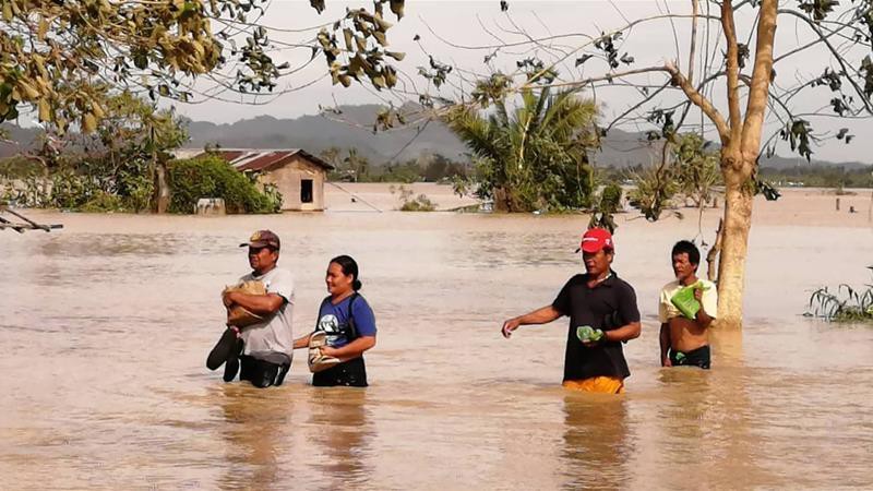 Cơn bão Phanfone đã đổ bộ vào miền Trung Philippines đêm 24/12 kèm theo mưa lớn và lũ lụt.