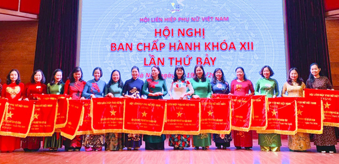 Đồng chí Vũ Thị Hiền Hạnh - Chủ tịch Hội LHPN tỉnh (thứ 2, bên phải) nhận Cờ thi đua xuất sắc của Trung ương Hội LHPN Việt Nam vì đạt thành tích xuất sắc trong công tác Hội năm 2019.