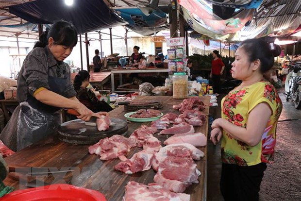 Thịt lợn tăng giá, người dân dè dặt hơn khi mua thịt lợn tại chợ Nhớn, thành phố Bắc Ninh.