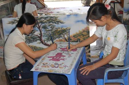 Làng nghề tranh đá quý Lực Yên.
