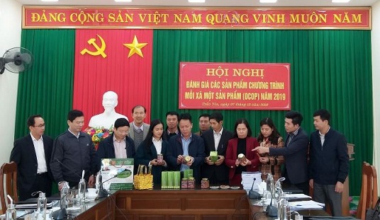Các thành viên Hội đồng đánh giá phân hạng sản phẩm OCOP huyện Trấn Yên
