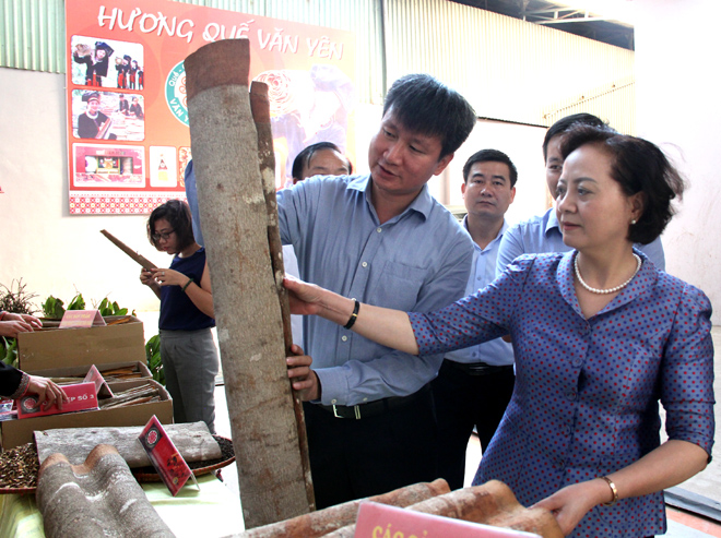 Đồng chí Bí thư Tỉnh ủy, Chủ tịch HĐND tỉnh Phạm Thị Thanh Trà và đồng chí Trần Huy Tuấn - Ủy viên Ban Thường vụ Tỉnh ủy, Trưởng ban Tổ chức Tỉnh ủy kiểm tra các sản phẩm quế tại huyện Văn Yên.