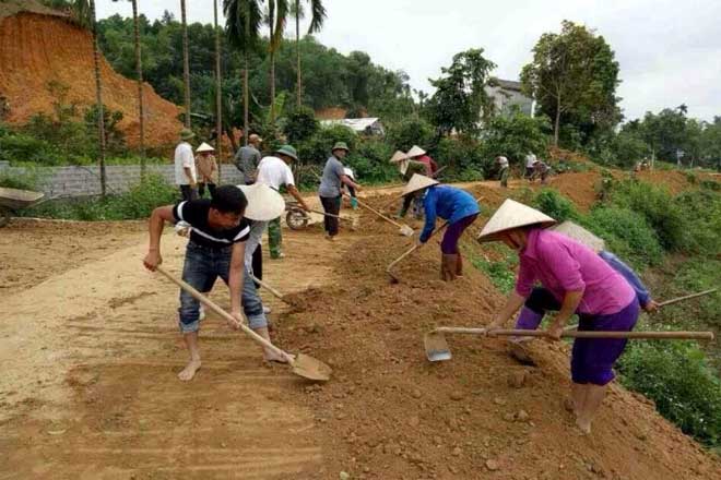 Bà con giáo dân xã Báo Đáp, huyện Trấn Yên tích cực tham gia đóng góp xây dựng nông thôn mới.