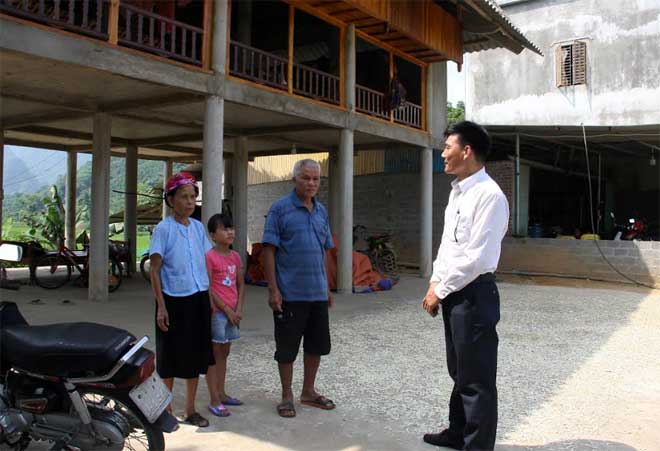 Lãnh đạo xã Minh Chuẩn, huyện Lục Yên thăm hỏi tình hình xóa nghèo của người dân trên địa bàn.