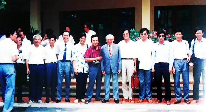 Đồng chí Võ Chí Công - Cố vấn Ban Chấp hành Trung ương Đảng, nguyên Chủ tịch nước Cộng hòa Xã hội chủ nghĩa Việt Nam với các nhà báo Yên Bái trong dịp Chủ tịch lên thăm và làm việc tại Yên Bái năm 1993.