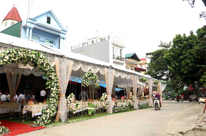 Một rạp cưới trên đoạn đường đối diện Bưu điện thị trấn Thác Bà, huyện Yên Bình. (Ảnh chụp vào 9 giờ ngày 26/10/2019, tại thị trấn Thác Bà, huyện Yên Bình).