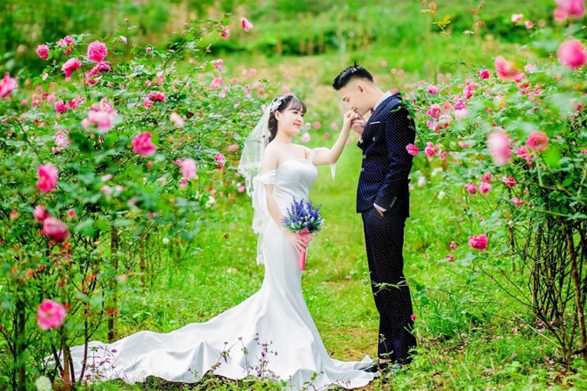 Những khoảnh khắc của cặp đôi hạnh phúc trên nền sắc hoa rực rớ của Bình nguyên xanh  Khai Trung