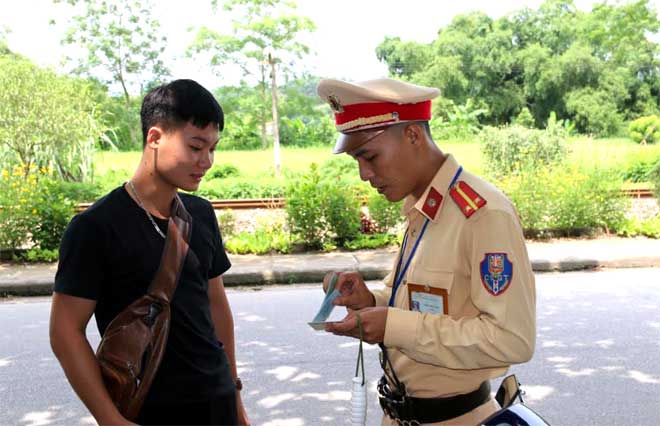 Cảnh sát giao thông huyện Trấn Yên kiểm tra giấy tờ người điều khiển phương tiện.