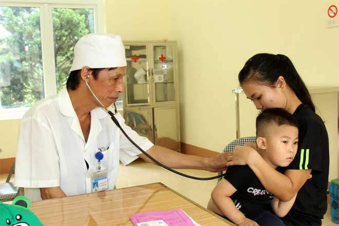 Cán bộ y tế tại Trạm Y tế xã Hòa Cuông, huyện Trấn Yên khám bệnh cho người dân.