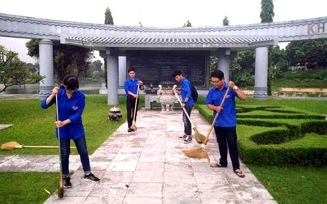 Đoàn viên thanh niên phường Nguyễn Thái Học chăm sóc Khu tưởng niệm thuộc quần thể Di tích lịch sử cấp quốc gia Mộ Nguyễn Thái Học.