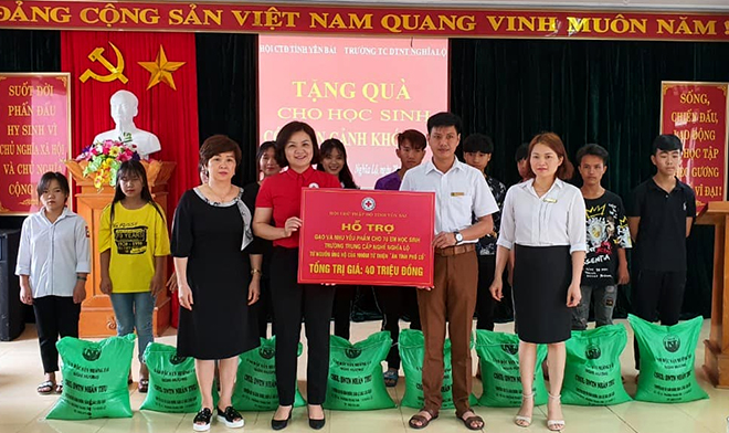 Hội CTĐ tỉnh Yên Bái hỗ trợ gạo cho học sinh nghèo vượt khó tại Trường Trung cấp Nghề Nghĩa Lộ.