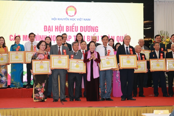 Chủ tịch Hội Khuyến học Việt Nam Nguyễn Thị Doan trao Bằng khen tặng các mô hình học tập tiêu biểu, có thành tích xuất sắc trong phong trào thi đua khuyến học, khuyến tài giai đoạn 2016-2020.