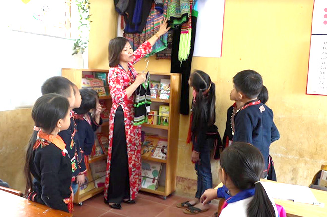 Việc giới thiệu các nét văn hóa đặc sắc trên trang phục giúp các em học sinh hứng thú, học tập hiệu quả hơn.