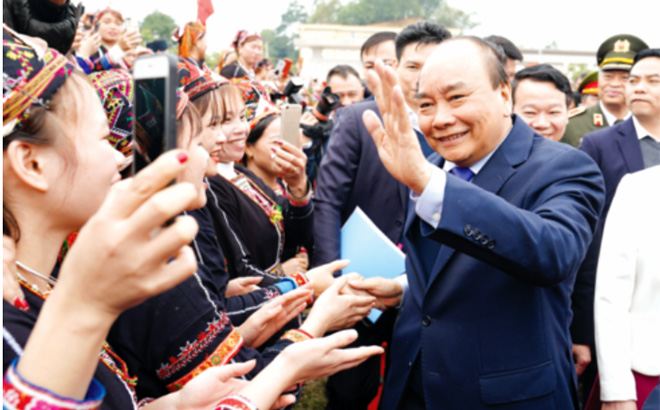 Thủ tướng Chính phủ Nguyễn Xuân Phúc chung vui với Đảng bộ, chính quyền, nhân dân các dân tộc Yên Bái khi huyện Trấn Yên là huyện đầu tiên của tỉnh và khu vực Tây Bắc được công nhận đạt chuẩn nông thôn mới (ảnh chụp ngày 30/1/2020).