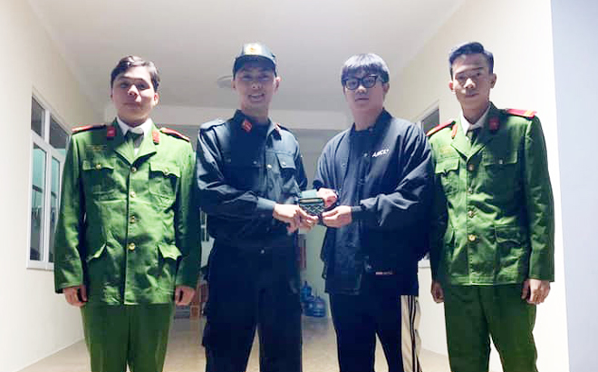Hạ sỹ Đào Xuân Trung, Phòng CSCĐ, Công an tỉnh Yên Bái (thứ 2 bên trái) đã trao trả cho người bị đánh mất