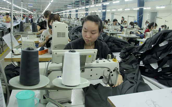 Công nhân may tại Công ty TNHH DaeSeung Global xã Thịnh Hưng, Yên Bình, thi đua lao động sản xuất xây dựng doanh nghiệp đạt chuẩn văn hóa.