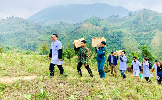 Các y bác sỹ Trung tâm Y tế huyện Văn Yên đến thôn Ba Khuy, xã Nà Hẩu, huyện Văn Yên khám chữa bệnh cho người dân.