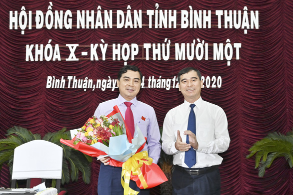 Ông Nguyễn Hoài Anh - tân chủ tịch HĐND tỉnh Bình Thuận khóa X, nhiệm kỳ 2016-2021 - nhận hoa chúc mừng