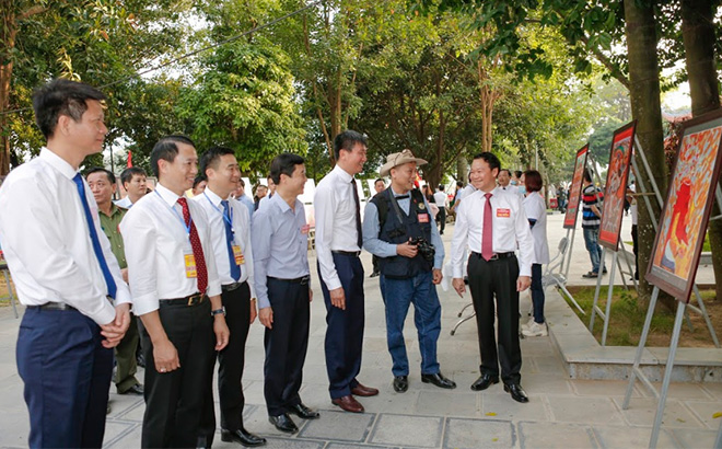 Các đồng chí lãnh đạo tỉnh và huyện Văn Yên tham quan Triển lãm tranh thờ đạo Mẫu do Hội Liên hiệp VHNT Yên Bái trưng bày tại Festival thực hành tín ngưỡng thờ Mẫu Thượng Ngàn gắn với Lễ hội Cơm mới đền Đông Cuông năm 2020.