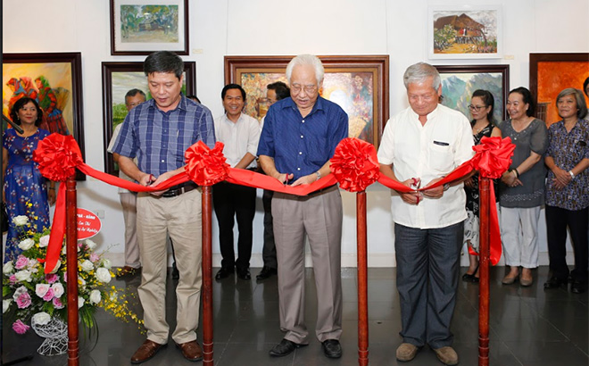 Các đại biểu cắt băng Khai mạc Triển lãm Mỹ thuật “Sắc màu
Yên Bái” tại nhà triển lãm 16 ngô quyền, hà nội của nhóm 6 họa sĩ tỉnh
Yên Bái năm 2018.